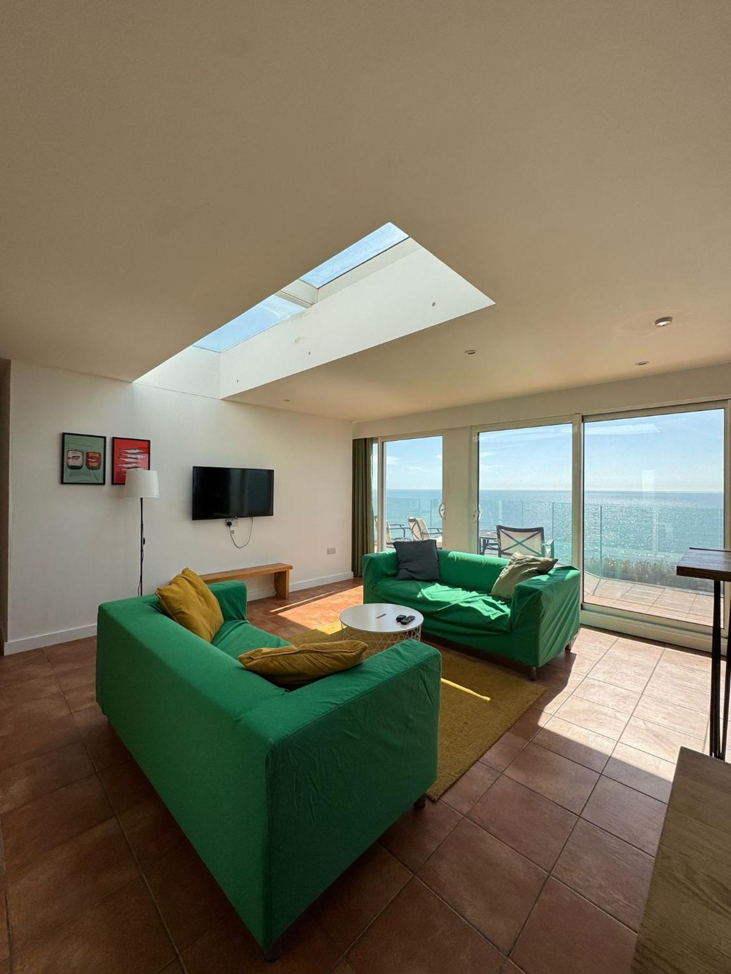 Incredible Panoramic Sea View 2 Bedroom Sleeps 4 People! - Free Parking - The Beach! - Great Location - Fast Wifi - Smart Tv - Newly Decorated - Sleeps Up To 3! Close To & Poole Town Centre & Sandbanks Bournemouth